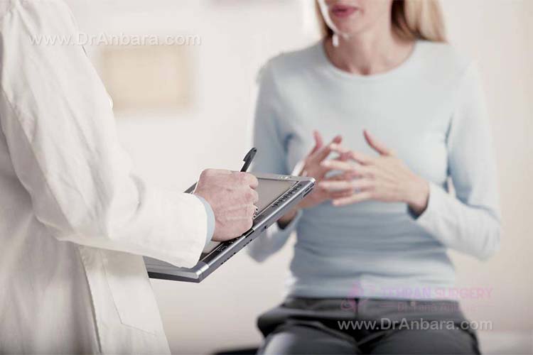 بیمار در حال صحبت با پزشک در مورد جراحی لاپاراسکوپی
