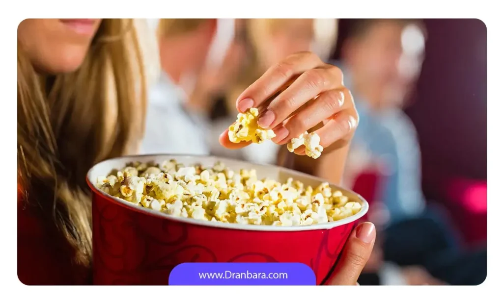 دختری در حال پاپ کرن خوردن 