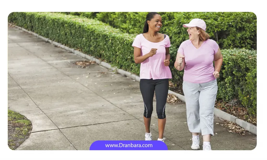 دو خانم که در حال پیاده روی برای کمک به درمان کمر درد خود هستند