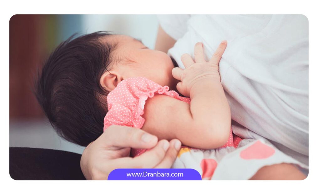 مادری که در حال شیردهی به نوزادش است